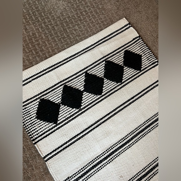 Caravan woven black and white rug - Picture 5 of 8